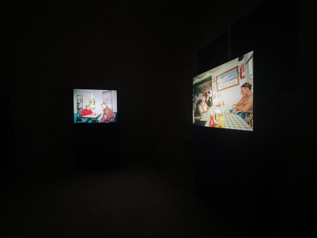due foto in mostra dal progetto di Martin Parr "Bored Couples"