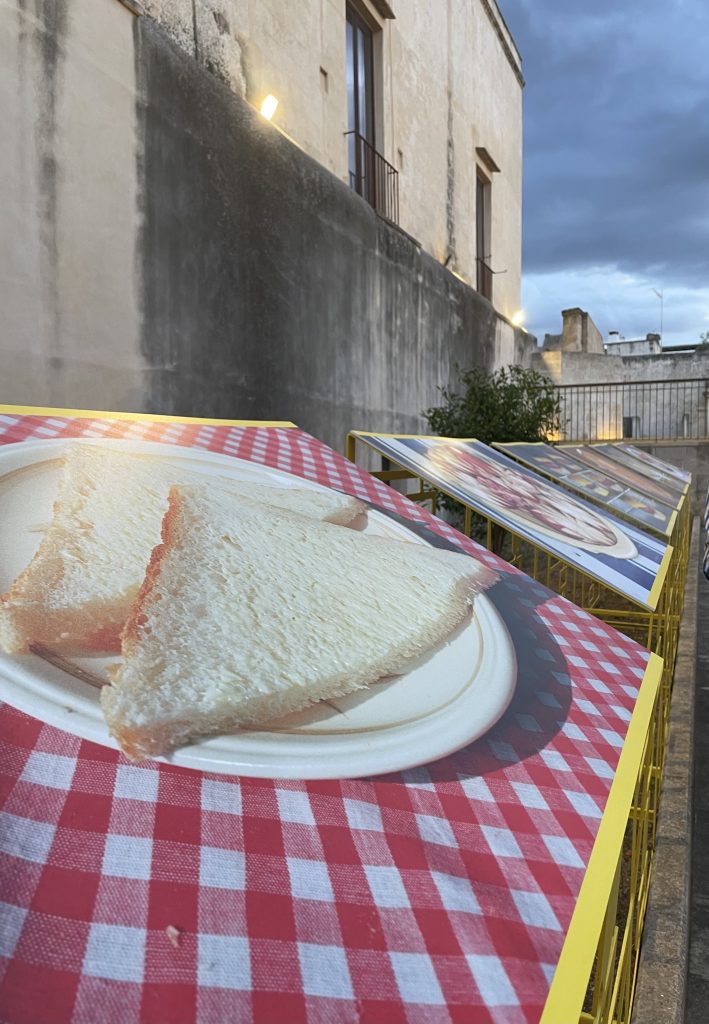 foto di un tramezzino in primo piano in mostra per "Snack it!" 