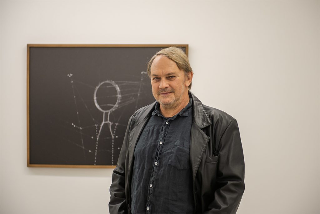 Francesco Zizola durante la mostra dedicata a Mare Omnis